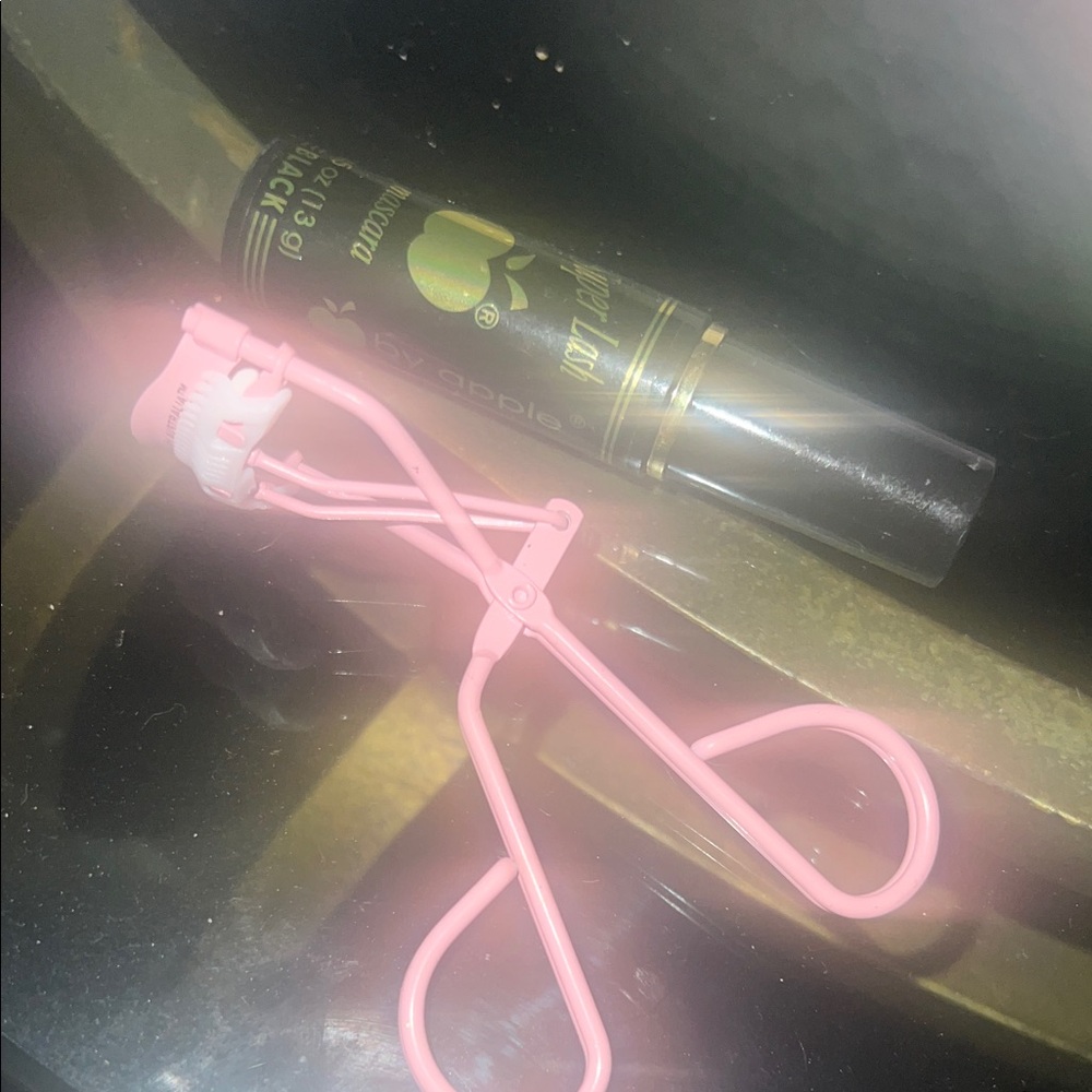 Pink Eyelash Curler and Apple mascara set black